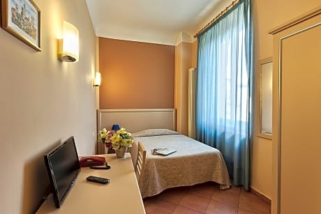 SINGLE ROOM WITH PRIVATE EXTERNAL BATHROOM