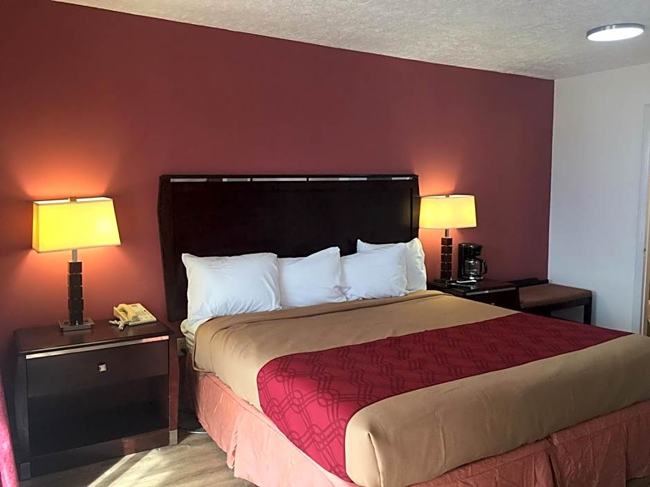Econo Lodge Inn & Suites near Split Rock and Harmony Lake