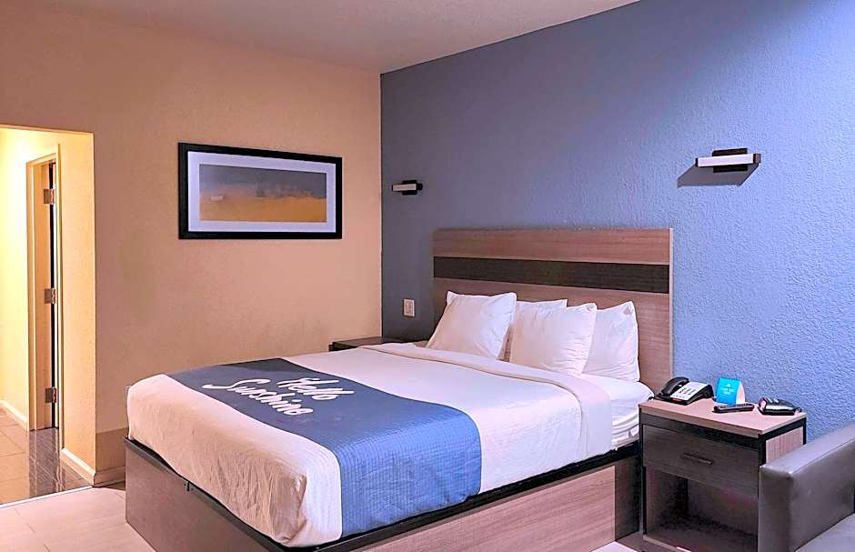 Photo 1 of 2 of 1 King Bed, Mobility Accessible