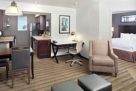 Two-Bedroom Queen Suite