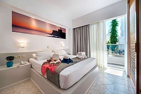 One-Bedroom Apartment (2-4) with Balcony