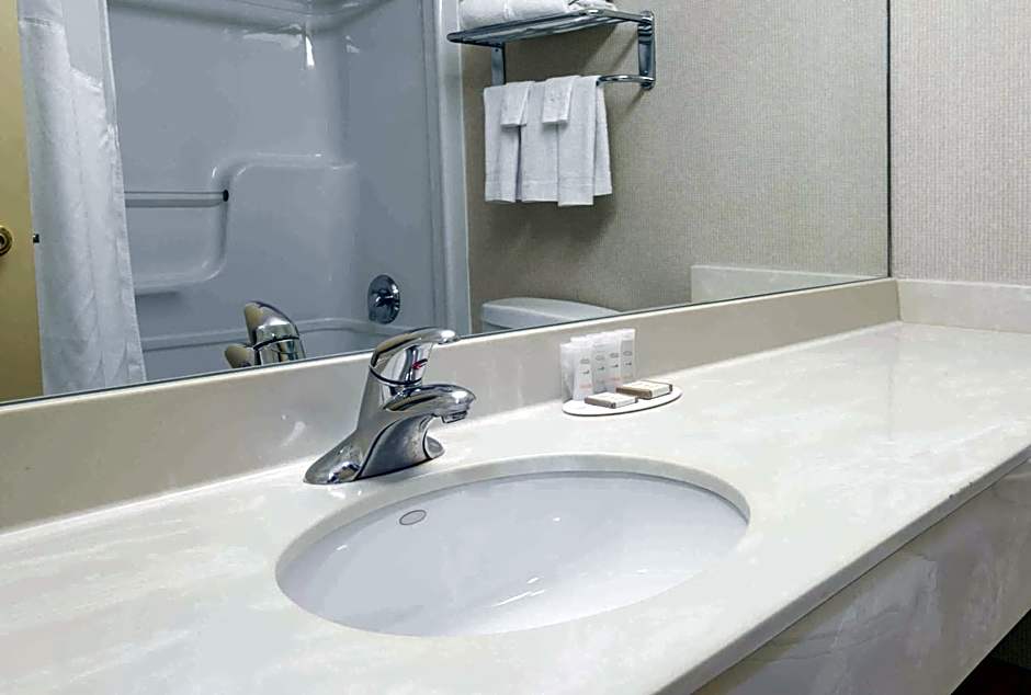 Howard Johnson by Wyndham Toronto Downtown West