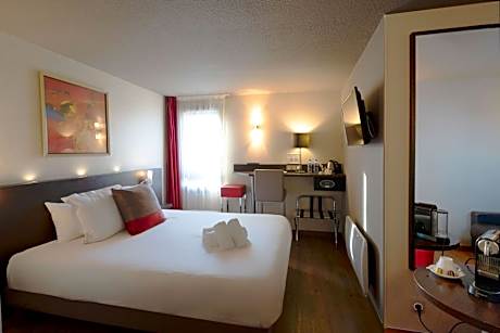 Junior Queen Suite - Non-Smoking