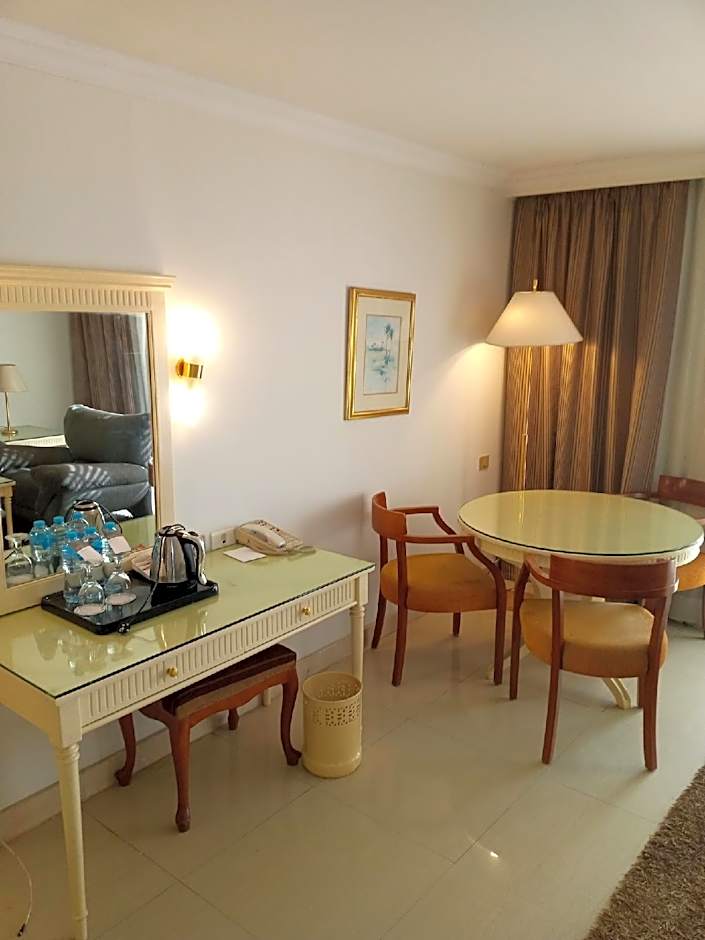 Cairo Pyramids Hotel