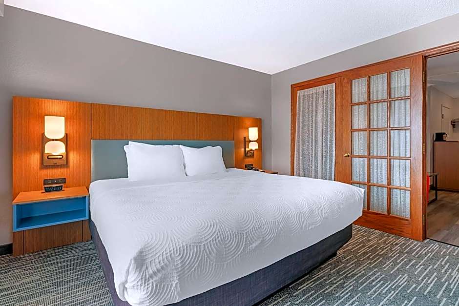 Country Inn & Suites by Radisson, West Bend, WI