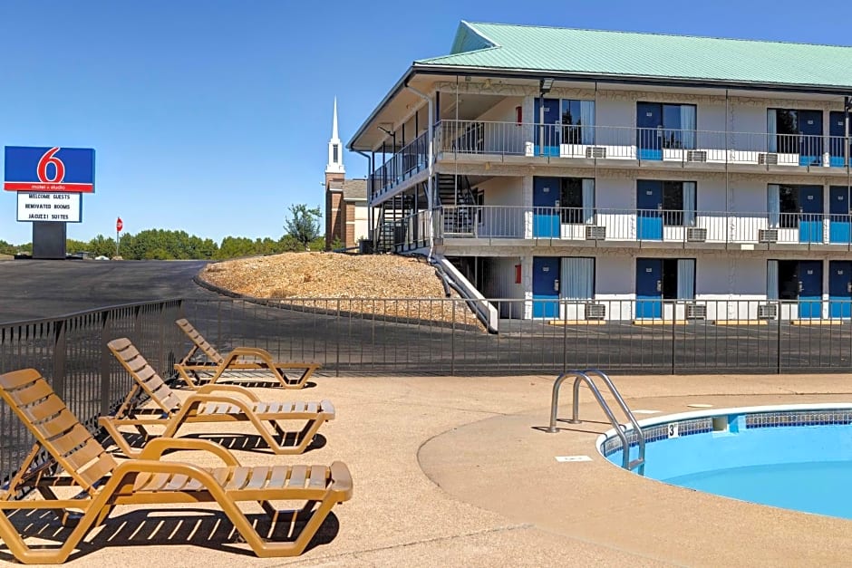Motel 6 Branson West, MO - Silver Dollar City