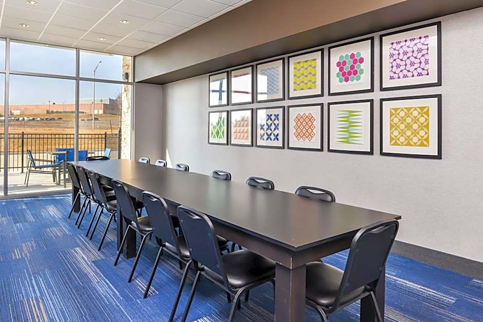 Holiday Inn Express & Suites Kansas City - Lees Summit By IHG