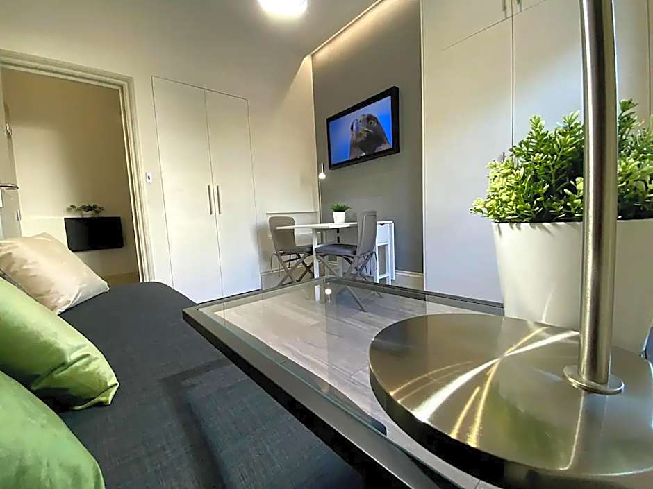 Apt 03 Beachside Beauty Central Studio Steps from Cafes