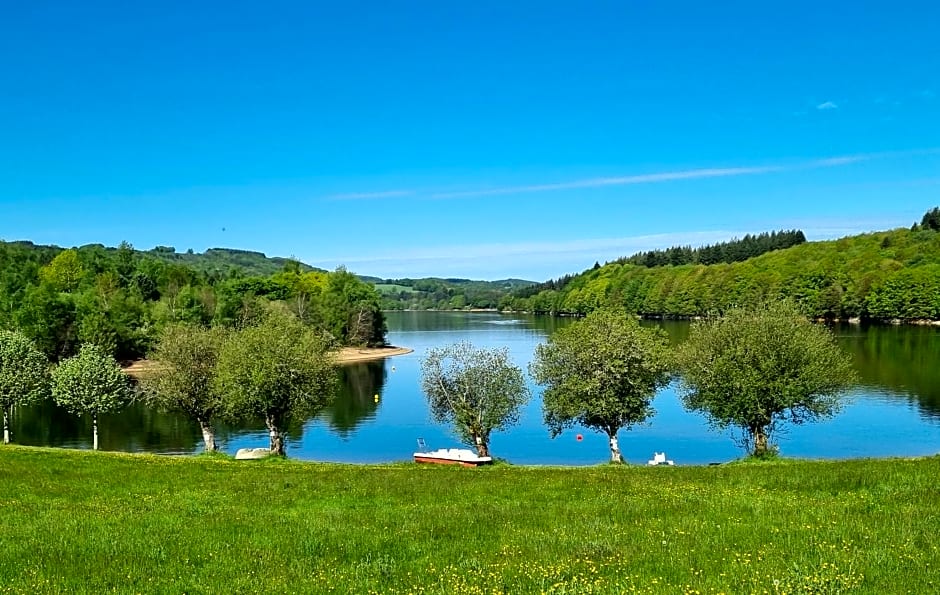 Les Tables Aux Vaches - Maison d'Hôtes - Confort, calme et détente au bord du lac de la Raviège
