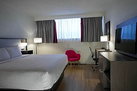 King Room with Mobility Access and Bathtub with Grab Bars, Non-Smoking