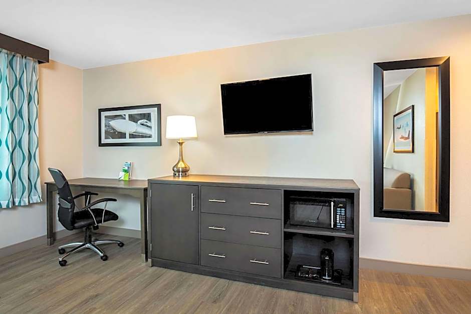 La Quinta Inn & Suites by Wyndham Las Vegas Nellis