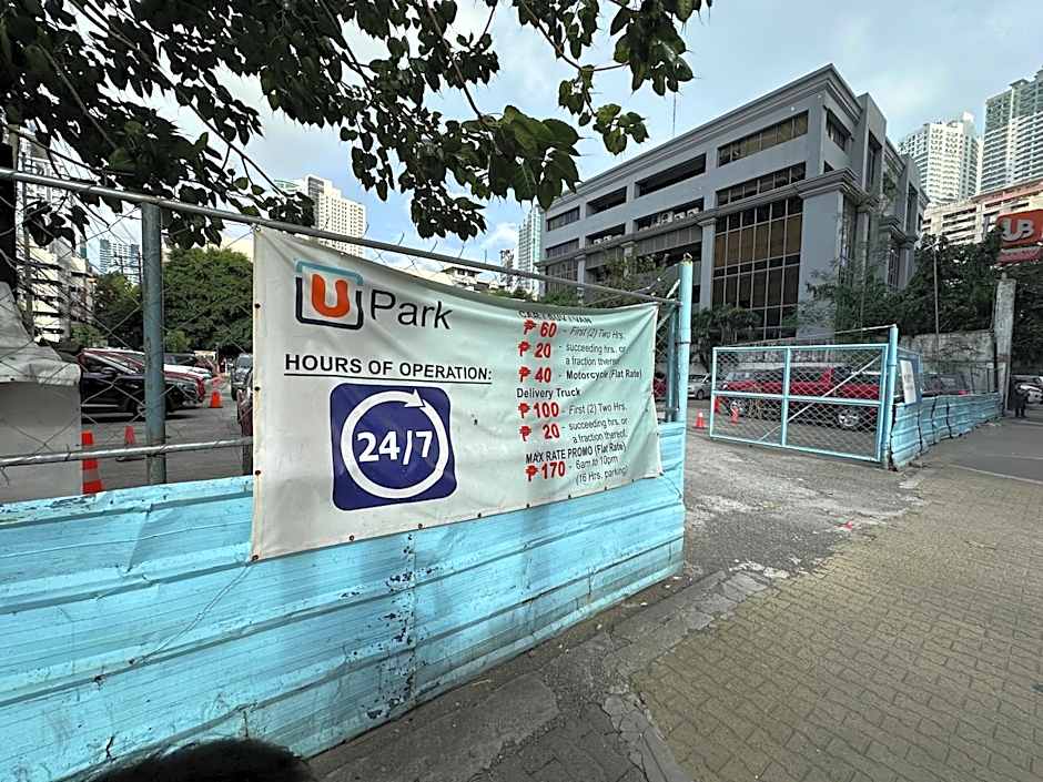 Luxury Condo with balcony on amenity floor, easy access to pool, Sky Garden, Working Lounge and Gym in Makati 7F