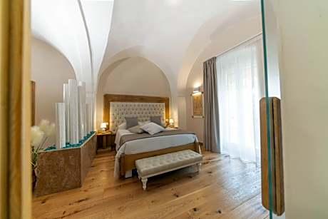 Queen Suite with Spa Bath