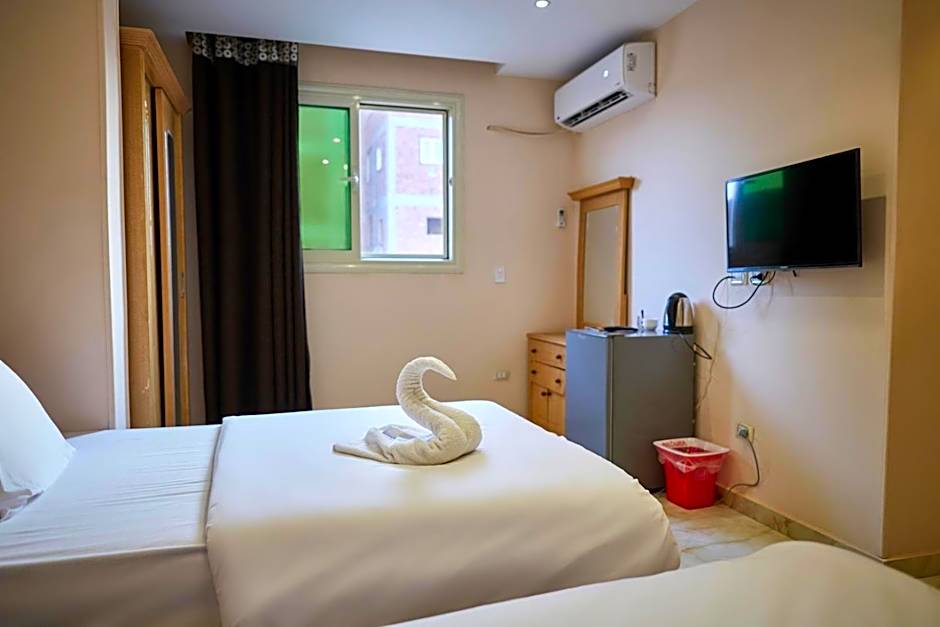 Grand Pyramid View Hotel