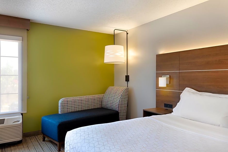 Holiday Inn Express & Suites Milton East I-10