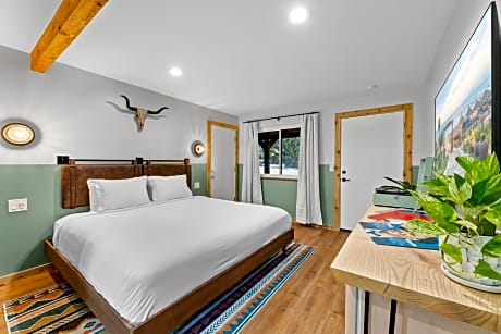 Deluxe King Suite