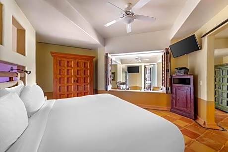 One-Bedroom King Suite with Balcony