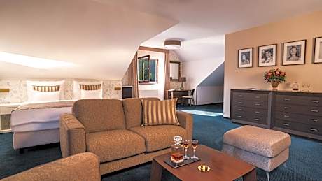 Apartment with Mountain View