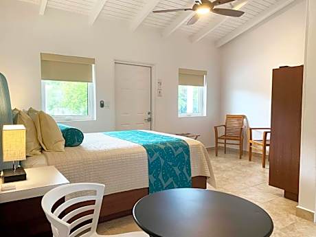 Queen Suite with Pool View