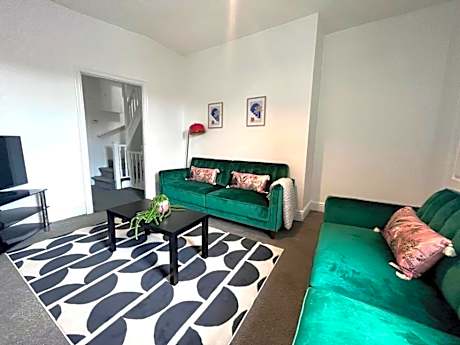 5 Bdrm House Less Than 10 Mins To Newcastle