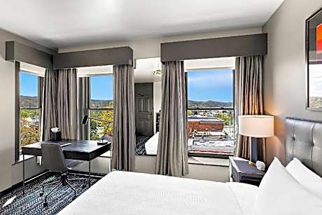 Queen Room - Non Smoking/Interior Hall