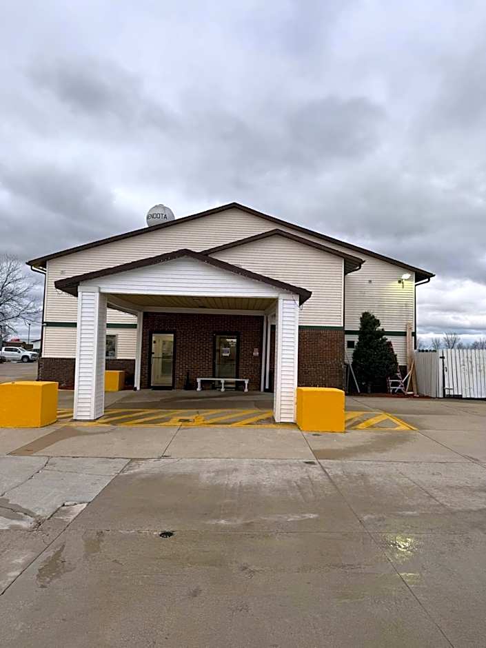 Super 8 by Wyndham Mendota I-39