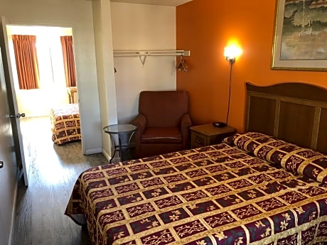 Deluxe Queen Suite - Non-Smoking