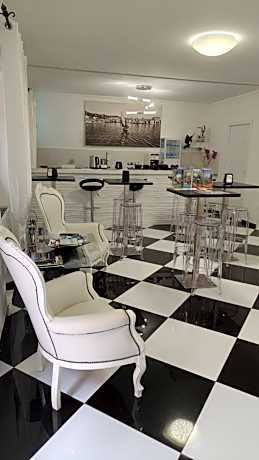 Clelia's Boutique Rooms & Suites