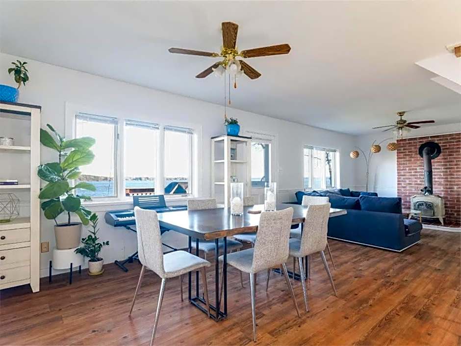 Cozy family waterfront retreat recently renovated