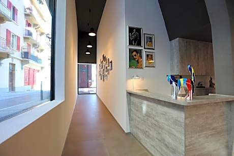 "The Freddie Mercury" Hotel