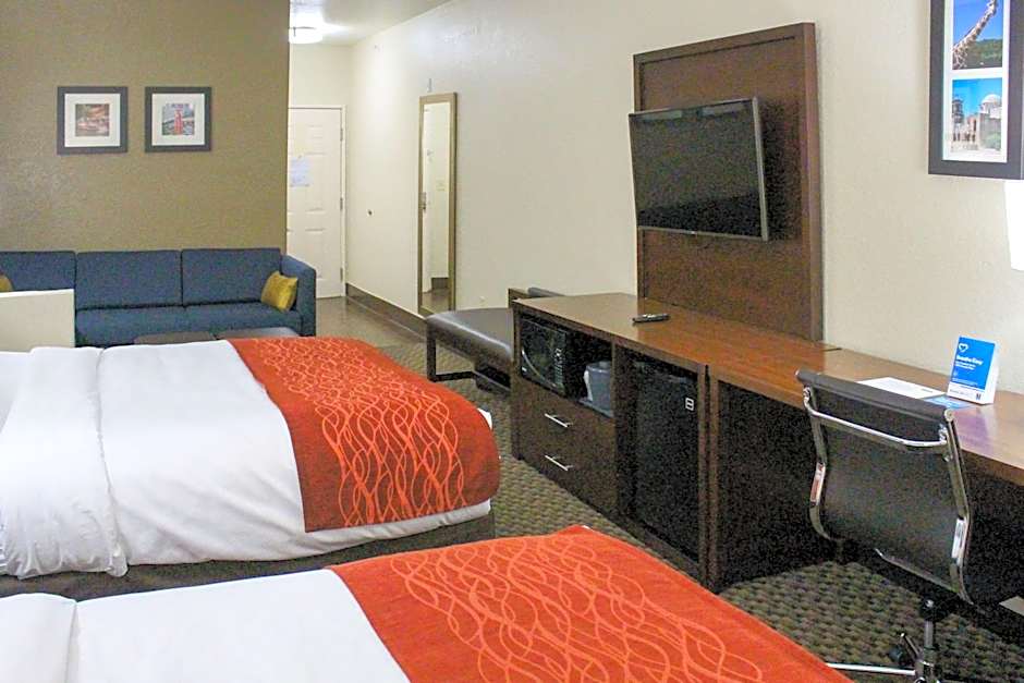 Comfort Inn & Suites Near Six Flags & Medical Center