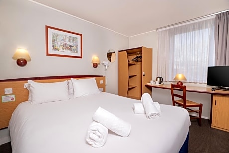 1 Double Bed - Superior Room