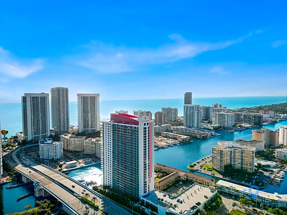 Spectacular View wBalcony Pool