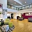 La Quinta Inn & Suites by Wyndham Detroit Metro Airport
