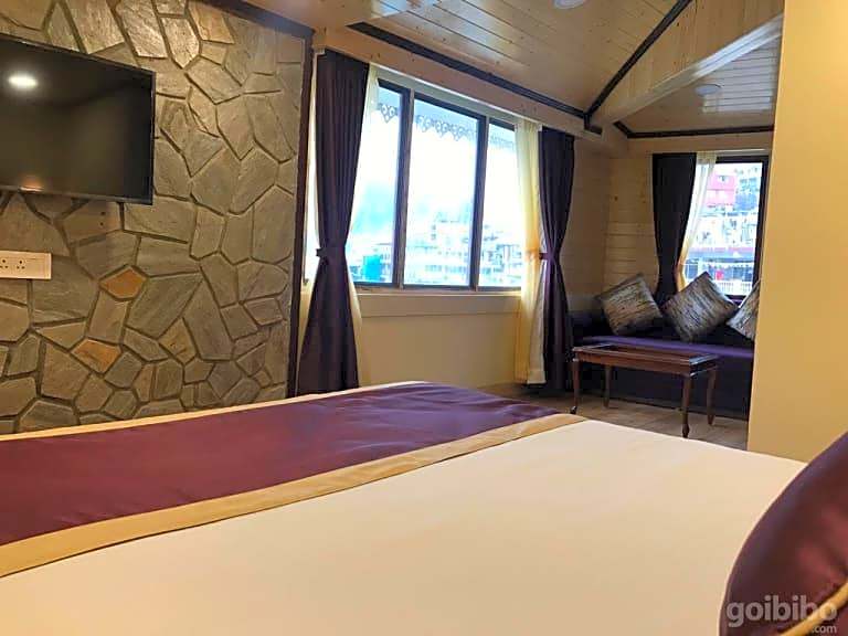 Sumitel Hotel 500 meters from Mall Road