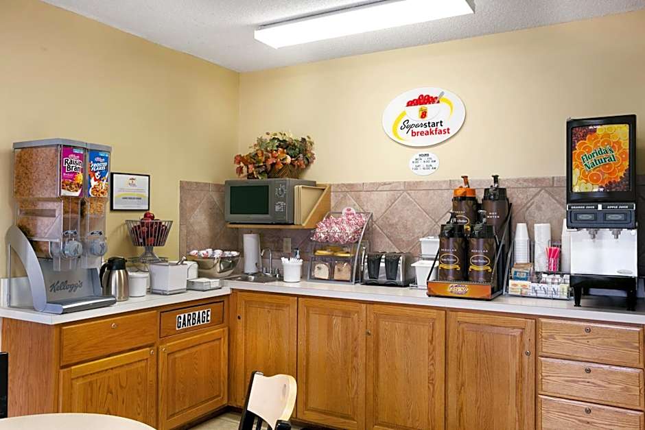 Super 8 by Wyndham Alexandria MN
