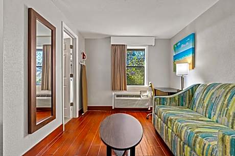 Cottage Suite with One Queen Bed - Non-Smoking