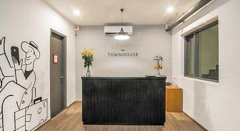 Super Townhouse Galleria Market Near Golf Course Road