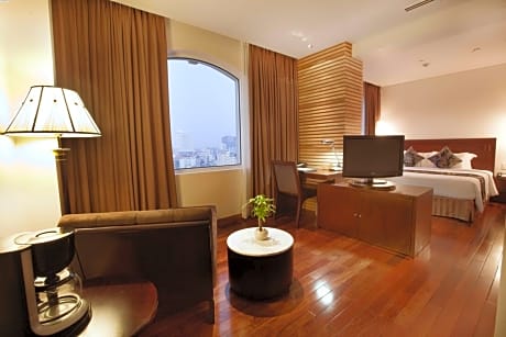 Golden Suite with City View