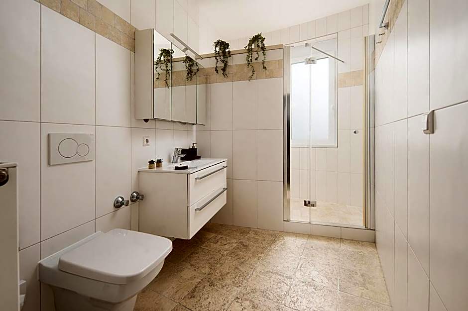 Hotel Vier Jahreszeiten an der Therme & Kliniken Bad Krozingen Nähe Freiburg & Schwarzwald Ideal für Wellness Kur & Business Ausflüge 24h Check In- WLAN & Parken gratis