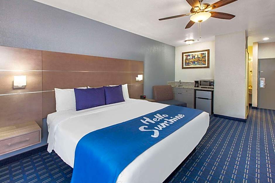 Days Inn & Suites by Wyndham Webster NASA-ClearLake-Houston