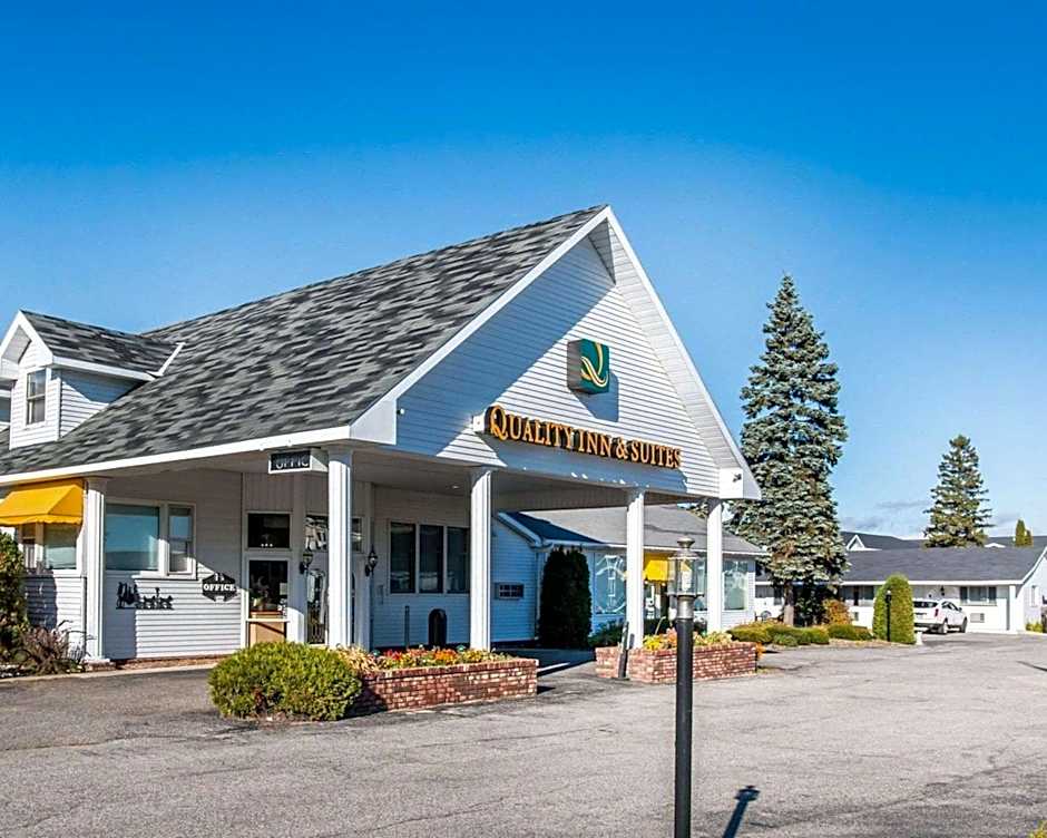Quality Inn & Suites Mackinaw City Beachfront