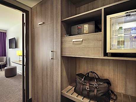 Classic Room with 1 double bed and twin beds