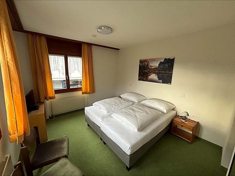 Hirschen Guesthouse - Village Hotel