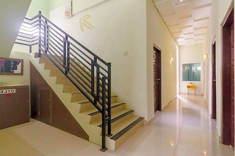 RedDoorz Syariah near Jam Gadang Bukittinggi 2