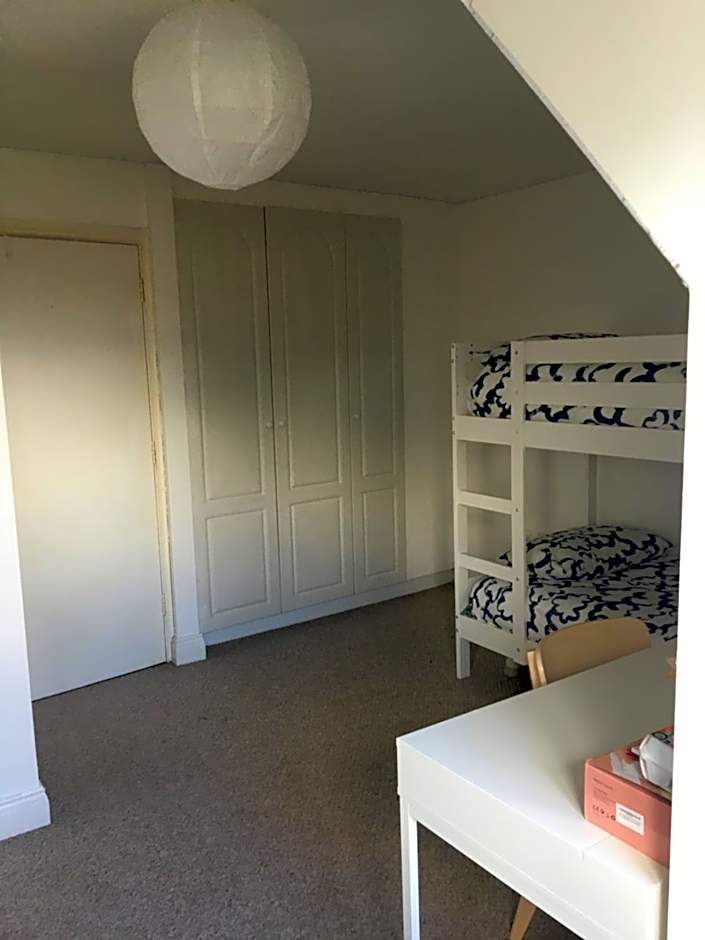 Central Spacious 3 Bedroom Apartment With Parking