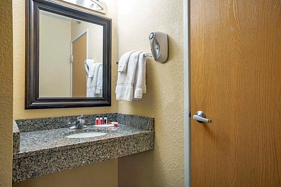 Baymont by Wyndham Lakeville