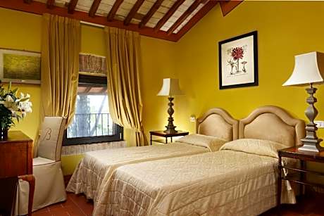 Superior Two-Bedroom Apartment (5 Adults) - Separate Building