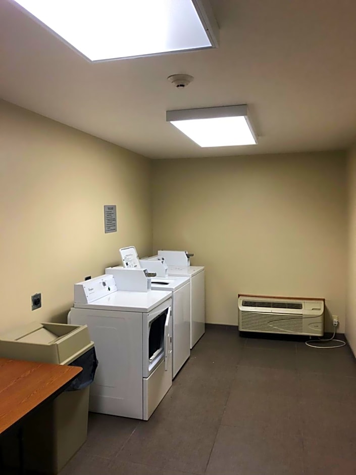 Countryview Inn & Suites
