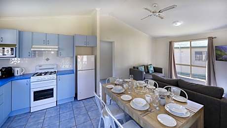 Snug Cove Two-Bedroom Villa with Spa Bath - No Pets Allowed